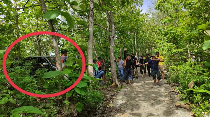 mobil kesasar di makam