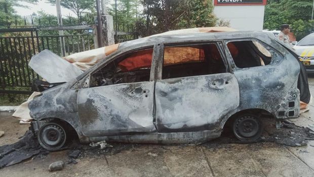 Mobil terbakar di SPBU Batam.