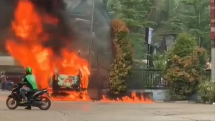 Mobil terbakar di SPBU Batam.