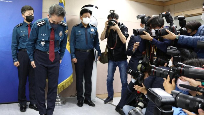 Momen Kepala Polisi Korsel Membungkuk dan Minta Maaf Atas Tragedi Itaewon National Police Agency Commissioner Yoon Hee-geun speaks during a press conference, after the crowd crush that happened during Halloween festivities, at the Seoul Metropolitan Police Agency in Seoul, South Korea, November 1, 2022. REUTERS/Heo Ran REFILE - CORRECTING ACTION