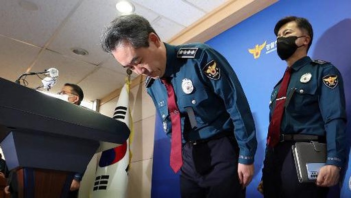 Momen Kepala Polisi Korsel Membungkuk dan Minta Maaf Atas Tragedi Itaewon South Korea's National Police Agency Commissioner Yoon Hee-keun (C) bows during a press conference on the deadly Halloween crowd surge, at the Seoul Metropolitan Police Agency in Seoul on November 1, 2022. - South Korea's police chief said on November 1 that officers had received multiple urgent reports of danger ahead of a deadly crowd crush at a Halloween event but their handling of them was