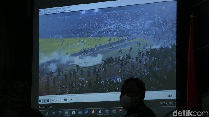 Komnas HAM melaporkan hasil investigasi terkait Tragedi Kanjuruhan. Setidaknya ada tujuh pelanggaran HAM di Tragedi Kanjuruhan.
