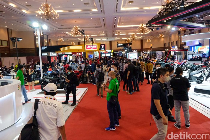 Pameran otomotif Indonesia Motorcycle Show (IMOS) 2022 digelar di JCC, Jakarta. Pameran ini resmi dibuka oleh Menhub Budi Karya Sumadi.