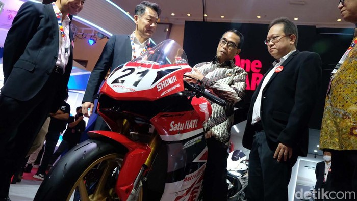 Pameran otomotif Indonesia Motorcycle Show (IMOS) 2022 digelar di JCC, Jakarta. Pameran ini resmi dibuka oleh Menhub Budi Karya Sumadi.