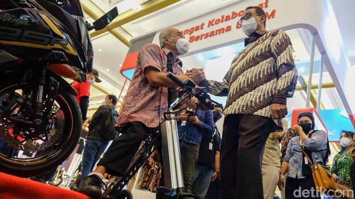 Pameran otomotif Indonesia Motorcycle Show (IMOS) 2022 digelar di JCC, Jakarta. Pameran ini resmi dibuka oleh Menhub Budi Karya Sumadi.