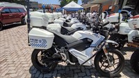 Motor diparkir di bawah tenda dan dikumpulkan sesuai dengan tipenya masing-masing. Beberapa motor juga masih terbungkus plastik. Bahkan ada motor yang masih belum turun dari mobil pengangkut. (Foto: I Wayan Sui Suadnyana/detikBali)
