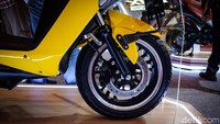 Terdapat indikator baterai dari nol hingga 80 persen, lama pengisiannya 4 jam 30 menit.