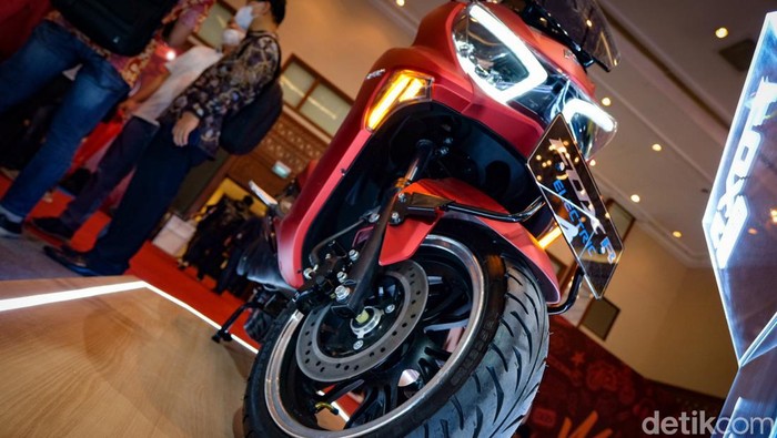Produsen elektronik kenamaan asal Indonesia Polytron kini merambah ke pasar otomotif. Polytron merilis motor listrik terbaru Fox-R.