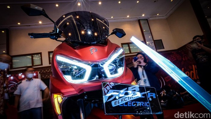 Motor Listrik Merek Lokal Polytron Unjuk Gigi, Ini Dia Wujudnya Produsen elektronik kenamaan asal Indonesia Polytron kini merambah ke pasar otomotif. Polytron merilis motor listrik terbaru Fox-R.