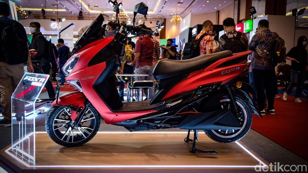 Produsen elektronik kenamaan asal Indonesia Polytron kini merambah ke pasar otomotif. Polytron merilis motor listrik terbaru Fox-R.