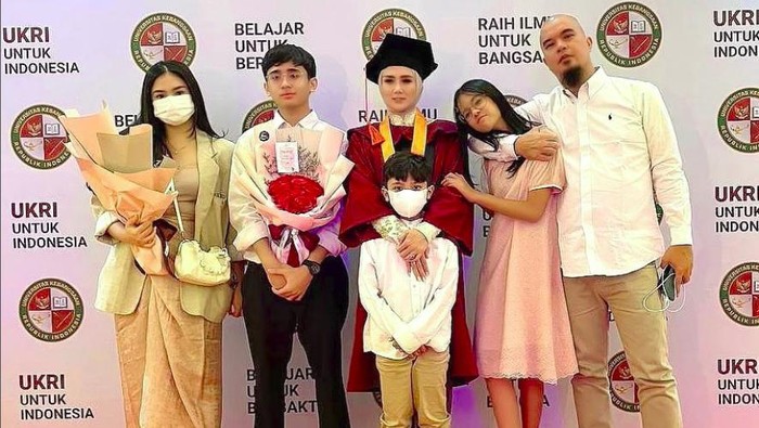 Mulan Jameela wisuda resmi jadi sarjana.