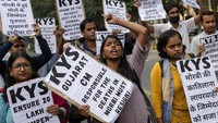 Demonstran meneriakkan slogan-slogan selama protes menuntut pengunduran diri Bhupendra Patel.