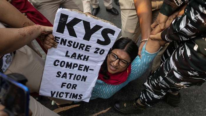 Police restrain a demonstrator during a protest demanding the resignation of Bhupendra Patel, the chief minister of the western state of Gujarat, following the collapse of a suspended bridge in the state's Morbi town, in New Delhi, India, November 1, 2022. REUTERS/Adnan Abidi