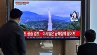 Layar TV menunjukkan berita peluncuran rudal Korea Utara di Stasiun Kereta Api Seoul, Korea Selatan, Rabu (2/11/2022). (Jung Yeon-Je/AFP/Getty Images)