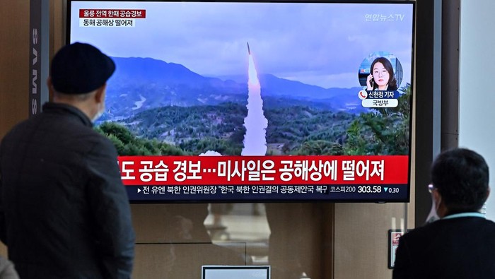 Panas! Korut Tembak 10 Rudal, Salah Satunya Jatuh di Dekat Pantai Korsel A man watches a television screen showing a news broadcast with file footage of a North Korean missile test, at a railway station in Seoul on November 2, 2022. - South Korea on November 2 told residents on the island of Ulleungdo off its east coast to evacuate to bunkers after North Korea fired three short range ballistic missiles. (Photo by JUNG YEON-JE / AFP) (Photo by JUNG YEON-JE/AFP via Getty Images)