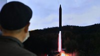 Dalam pernyataan sebelumnya, JCS melaporkan tiga rudal balistik jarak dekat terdeteksi diluncurkan oleh Pyongyang dari area pantai Wonsan menuju ke arah lautan pada Rabu (2/11) pagi, dengan salah satu rudal terjatuh di perairan sangat dekat dengan pantai Korsel. (Jung Yeon-Je/AFP/Getty Images)