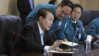 Laporan terbaru itu disampaikan JCS setelah Presiden Yoon Suk-yeol memerintahkan respons cepat terhadap provokasi terbaru dari Pyongyang. (South Korea Presidential Office via AP)