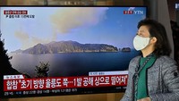 Militer Korea Selatan (Korsel) melaporkan sedikitnya 10 rudal diluncurkan negara tetangganya, Korea Utara (Korut), pada Rabu (2/11) waktu setempat. Hal itu disampaikan setelah Seoul mengumumkan Korut meluncurkan tiga rudal balistik, yang salah satunya jatuh di dekat pantai Korsel untuk pertama kalinya. (Jung Yeon-Je/AFP/Getty Images)