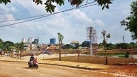 Pengendara sepeda motor melintas di sekitar lokasi proyek pembangunan waduk.