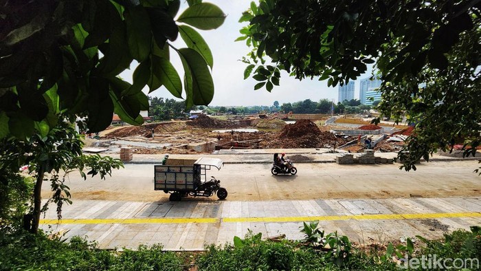 Aktivitas pekerja di proyek pembangunan Waduk Lebak Bulus, Cilandak, Jakarta Selatan, Rabu (2/11/2022). Pembangunan Waduk Ini ditargetkan rampung pada Desember 2022. Pembangunan waduk yang dilakukan oleh Pemerintah Provinsi DKI Jakarta ini merupakan upaya untuk menanggulangi banjir di ibu kota khususnya di daerah selatan Jakarta. Pembangunan waduk Lebak Bulus akan berkontribusi terhadap pengendalian banjir di sekitar daerah aliran sungai (DAS) kali Grogol, khususnya daerah Ciganjur, Cilandak, Kemang, Petogogan, Kebayoran, dan Palmerah.