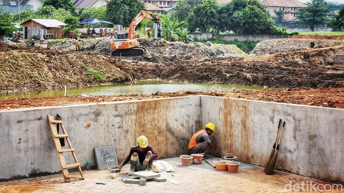 PEMBANGUNAN WADUK LEBAK BULUS Aktivitas pekerja di proyek pembangunan Waduk Lebak Bulus, Cilandak, Jakarta Selatan, Rabu (2/11/2022). Pembangunan Waduk Ini ditargetkan rampung pada Desember 2022. Pembangunan waduk yang dilakukan oleh Pemerintah Provinsi DKI Jakarta ini merupakan upaya untuk menanggulangi banjir di ibu kota khususnya di daerah selatan Jakarta. Pembangunan waduk Lebak Bulus akan berkontribusi terhadap pengendalian banjir di sekitar daerah aliran sungai (DAS) kali Grogol, khususnya daerah Ciganjur, Cilandak, Kemang, Petogogan, Kebayoran, dan Palmerah.