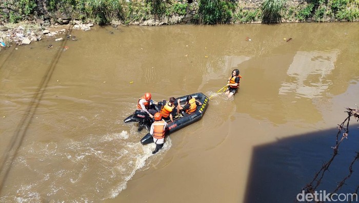 Pencarian kakek yang hanyut di Sungai Cikapundung dilanjutkan.