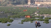 Seperti dilansir AFP dan Associated Press, Selasa (1/11/2022), para penyelam terus mencari jenazah korban yang jatuh ke sungai saat jembatan berusia nyaris 150 tahun itu ambruk pada Minggu (30/10) waktu setempat.