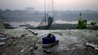 Sebuah sepatu milik korban tertinggal di TKP.