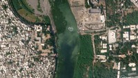 Ini foto satelit jembatan di Gujarat, India yang ambruk. Planet Labs PBC/Handout via REUTERS.