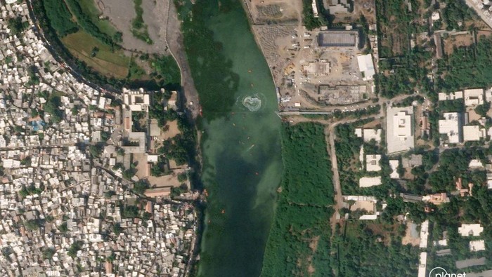 Pencarian Korban Jembatan Ambruk di India Masih Dilakukan Pencarian korban jembatan gantung yang ambruk di India terus dilakukan. Para penyelam terus mencari jenazah korban yang jatuh ke sungai.