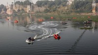 Tim penyelamat melakukan operasi pencarian setelah jembatan gantung runtuh pada hari Minggu, di kota Morbi di negara bagian barat Gujarat, India, 1 November 2022.