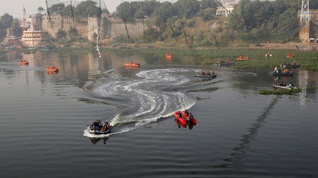 Pencarian korban jembatan gantung yang ambruk di India terus dilakukan. Para penyelam terus mencari jenazah korban yang jatuh ke sungai.