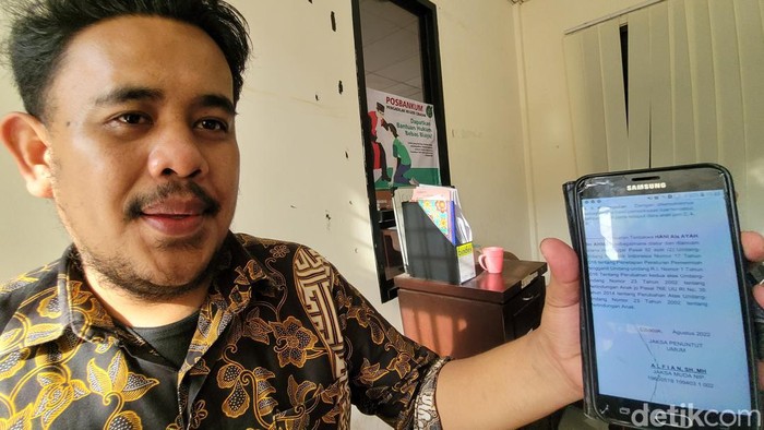 Pengacara terdakwa tunjukan surat dakwaan yang tak bertanggal.