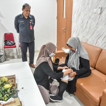 Penyintas Kanker Tulang Surabaya Dapat Bantuan Kaki Palsu