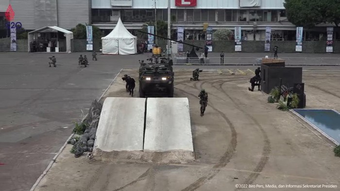 Perlengkapan Paspampres saat kawal Presiden Jokowi yang diperagakan di Indo Defence 2022