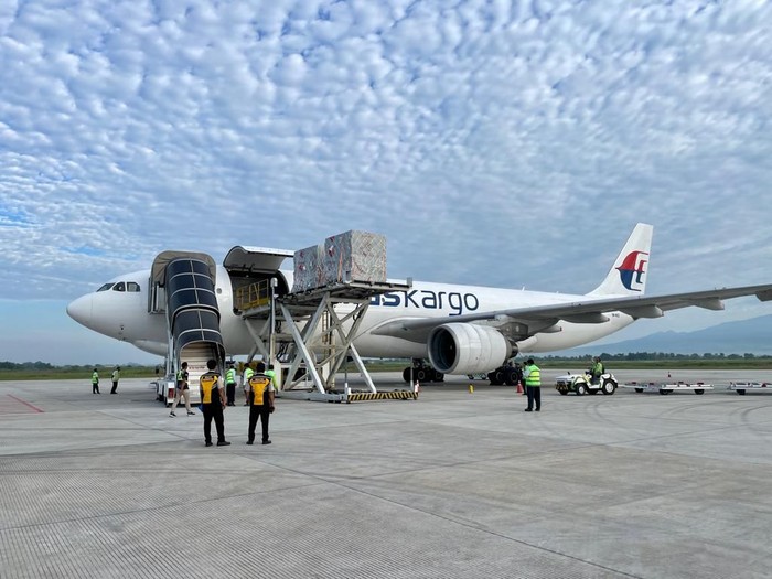 Pesawat kargo di Bandara Lombok