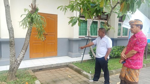 Petugas keamanan Nyoman Suastika (55) dan Kepala Sekolah SMAN 8 Denpasar I Made Arsana (58),  menunjukkan lokasi siswi kelas XI IPS 2 yang terjatuh dari lantai 3 bangunan kelas X 11 dan X 12, Rabu (2/11/2022) pagi.