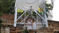 Kunjungan ke jembatan yang ada di Gujarat, negara bagian asal Modi, itu dilakukan di tengah semakin meluasnya pertanyaan soal penyebab insiden nahas tersebut. REUTERS/Stringer.