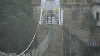Jembatan itu diketahui baru saja direnovasi dan dibuka kembali beberapa hari sebelum insiden ini terjadi. AP Photo/Ajit Solanki.