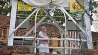 Perdana Menteri (PM) India Narendra Modi mengunjungi lokasi ambruknya jembatan gantung yang menewaskan sedikitnya 134 orang di Gujarat, India, 1 November 2022. REUTERS/Stringer.