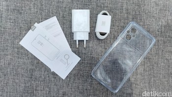 Bertajuk Poco M5, selain unit HP, pengguna juga disuhkan kabel USB, kepala charger, buku panduan, dan softcase. Foto: (Panji Saputro/detikINET).