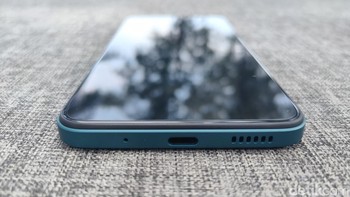 Lalu posisi bawah, terdapat lubang charger type-C dan speaker. Foto: (Panji Saputro/detikINET).