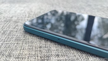 Sedangkan di bagian kiri, pengguna akan menemukan tempat SIM card. Foto: (Panji Saputro/detikINET).
