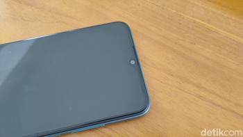 Terakhir Poco M5 memiliki tampilan kamera depan yang mengusung konsep water drop. Foto: (Panji Saputro/detikINET).