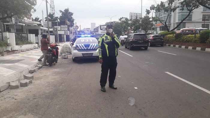 Polantas atur lalu lintas sekitar proyek infrastruktur Jl Margonda Depok.