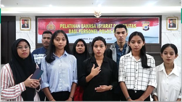 Polda Maluku menggelar pelatihan bahasa isyarat penyandang disabilitas bagi personelnya dan jajaran Polres di bawahnya.