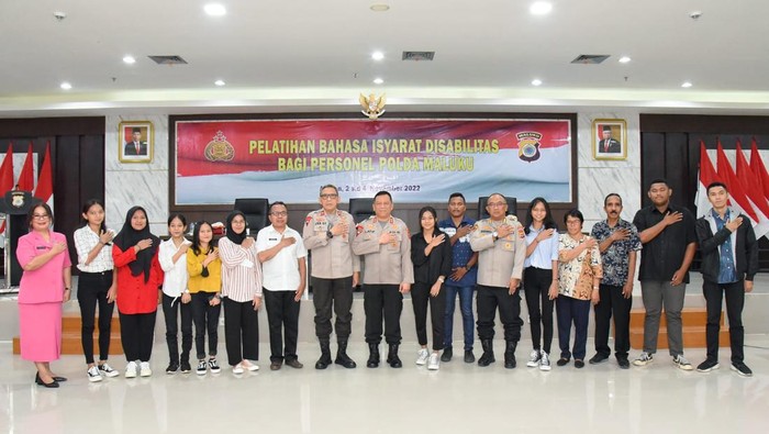 Polda Maluku menggelar pelatihan bahasa isyarat penyandang disabilitas bagi personelnya dan jajaran Polres di bawahnya.