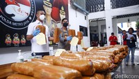 Total, ada 112 kg ganja yang berhasil diamankan.