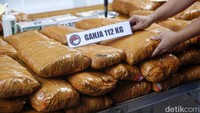 Sebanyak 112 kilogram ganja itu disita dari sebuah mobil yang dikemudikan tiga kurir.