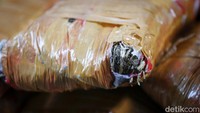 Pengungkapan kasus ini berawal dari adanya laporan masyarakat perihal peredaran narkoba dari Sumatera ke Jakarta. Polisi lalu melakukan penyelidikan.